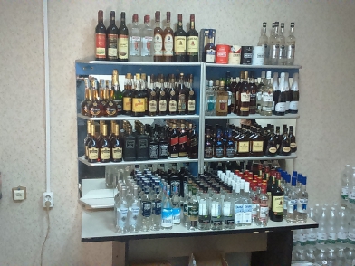 Из офиса в Саратове полицейские изъяли более двухсот бутылок алкоголя