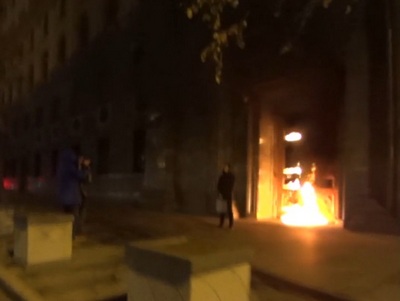 Опубликована видеозапись акции Петра Павленского по поджиганию двери ФСБ