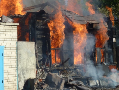 Трое малолетних детей погибли при пожаре в частном доме