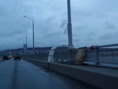 Недоделки на мосту Саратов-Энгельс от дождя прикрыли целлофаном