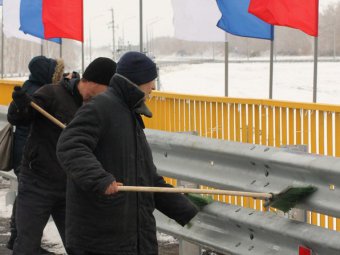 На ограждениях дороги, которую будут открывать министр Соколов и полпред Бабич, еще не высохла краска