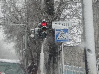 Обильный снегопад вызвал массовые пробки в Саратове