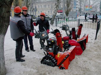 Валерий Радаев потребовал, чтобы зампред и министр ЖКХ «в кратчайшие сроки» очистили дороги от снега
