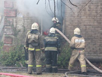 В жилом доме под Саратовом произошел крупный пожар с пострадавшими