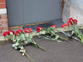 Саратовцы приносят цветы к спортзалу, в котором убили тренера Азамата Норманова