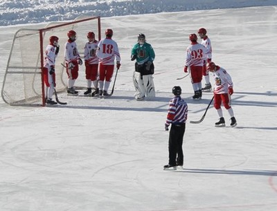 Из-за аномально теплого декабря в Саратове отменили матчи по хоккею с мячом