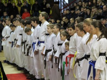 Дочь Азамата Норманова собирает подписи против выселения спортшколы «Олимп-99»
