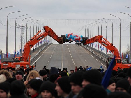 Открытие моста в Балакове. На крышах зданий дежурят сотрудники спецслужб и полицейские