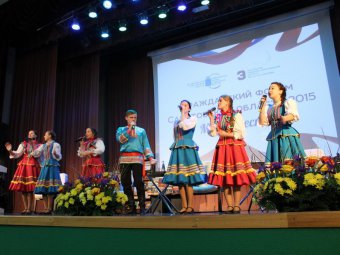 Вместо гимна РФ заседания Гражданского форума открывают украинские песни