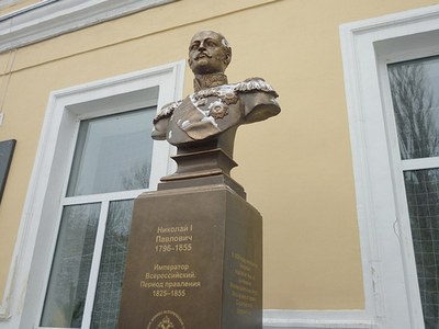 В саратовской школе установили бюст императору Николаю I