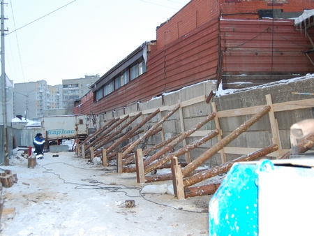 В Саратове продолжают ремонтировать обрушившуюся месяц назад подпорную стенку