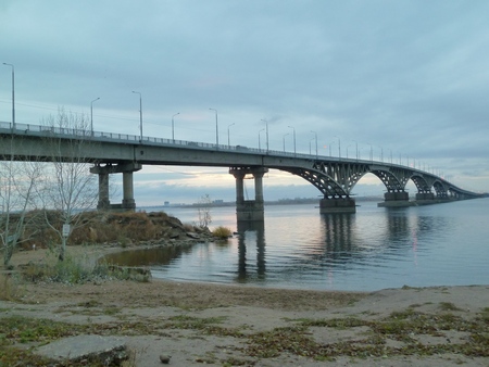 Сотрудники ГИБДД сняли с моста Саратов-Энгельс потенциального самоубийцу