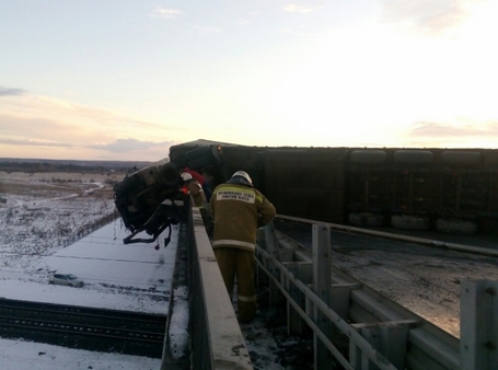 Ехавший в Саратов водитель большегруза протаранил ограждение моста и разбился, выпав из кабины