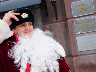 Останавливать водителей на КПП перед мостом будут полицейские в костюме Деда Мороза и Снегурочки