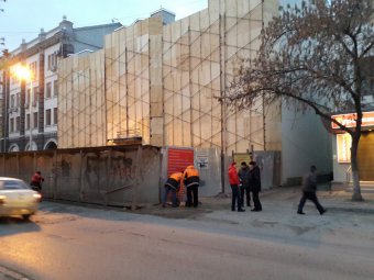 Валерий Сараев рано утром проводит инспекцию в здании старого ТЮЗа