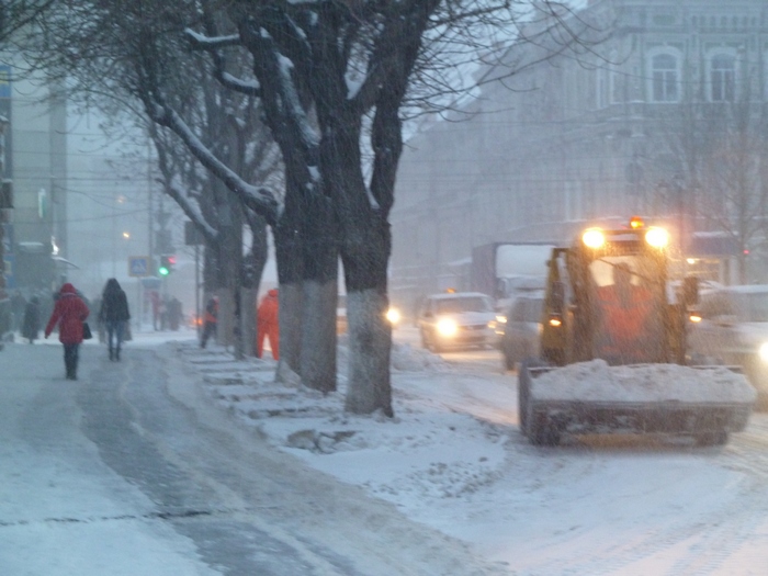 Снегопад в Саратове. Снегоуборочная техника не успевает справляться с осадками