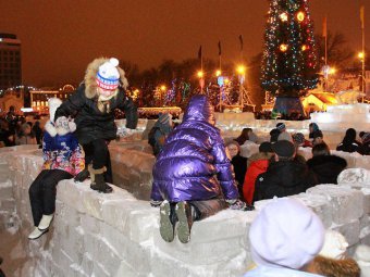 На Театральной площади Саратова открылся ледовый городок