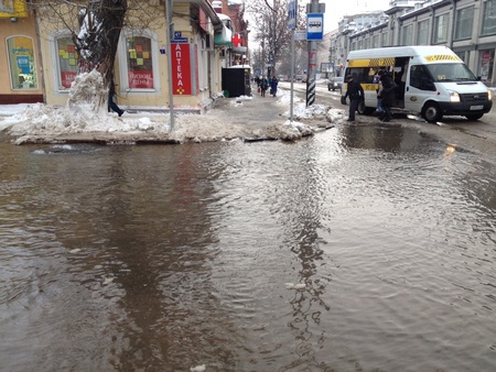 Центральную улицу Саратова из-за коммунальной аварии заливает водой