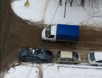 Из-за скользкой дороги в центре Саратова автомобили застревают на подъеме