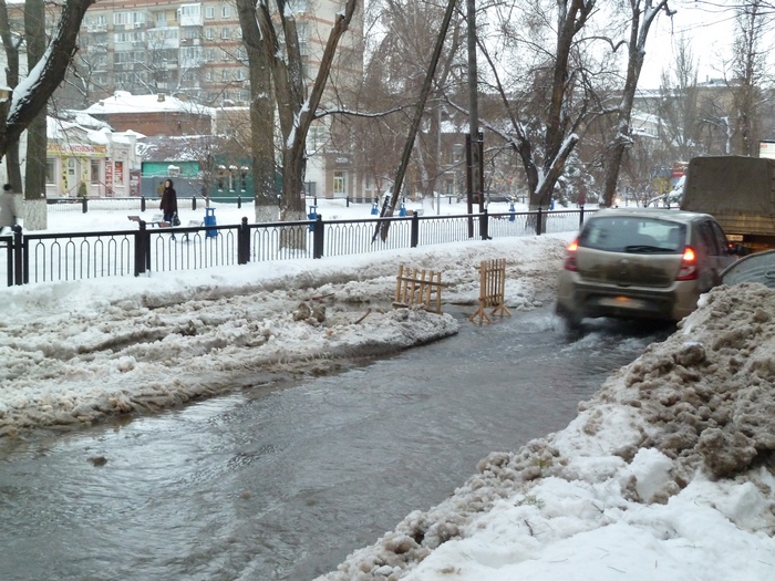 Из-за масштабной аварии три перекрестка в центре Саратова превратились в «коммунальные озера»