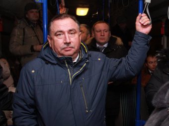 На совещании в автобусе Валерий Сараев ответил на десятки вопросов от пассажиров