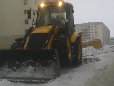 Уборка снега в Саратове. В Солнечном водитель трактора наматывал километраж на месте и читал газету