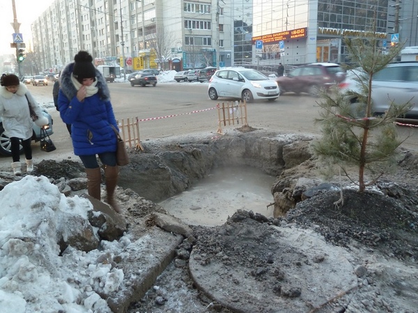 В центре Саратова незакопанную яму с водой украсили ёлкой. Фото
