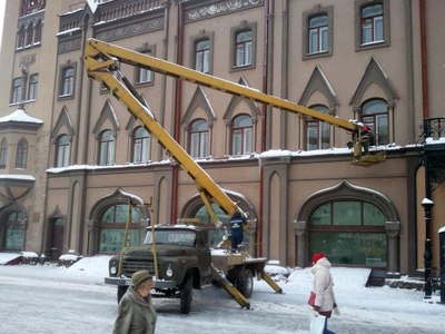 Здание саратовской консерватории очистили от снега с помощью автовышки