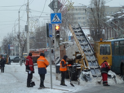 Улицы Саратова от снега убирают 122 машины и 130 рабочих