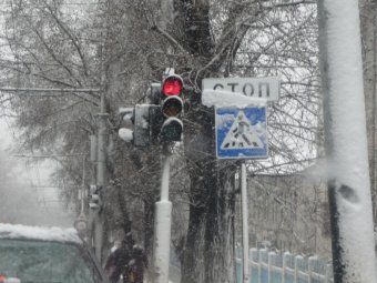 Снегопад в городе. ГИБДД снова просит водителей воздержаться от поездок