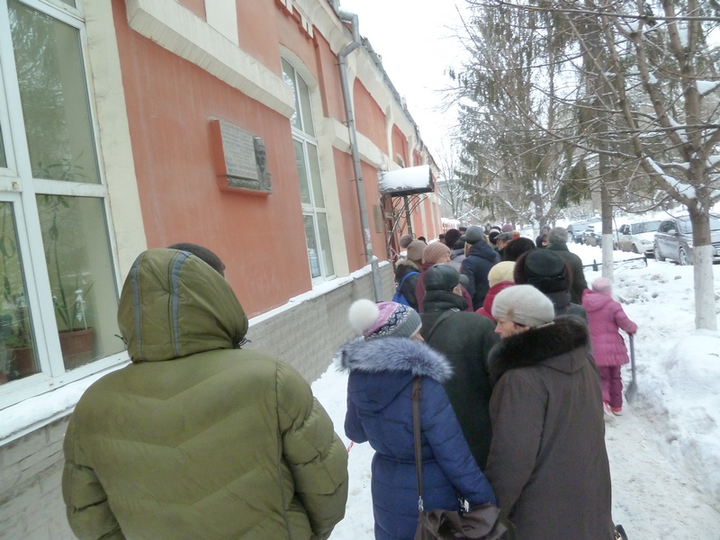 Михаил Горемыко пообещал довозить льготников до точек продаж проездных без очередей