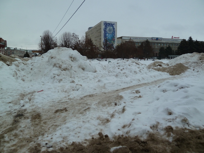 Театральную площадь Саратова завалили грязным снегом