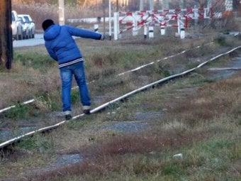 В Татищевском районе больной туберкулезом четырехлетний малыш бродил один по железной дороге