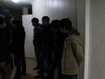 В саратовском общежитии задержали семь мигрантов-азиатов с признаками наркотического опьянения