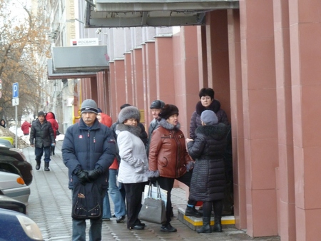 Пенсионеры в Саратове занимают очередь за час до открытия комитета соцподдержки