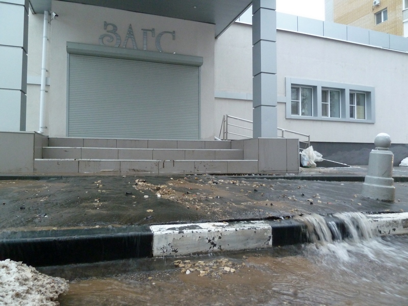 В Саратове из крыльца ЗАГСа вырываются бурные потоки воды. Фото и видео