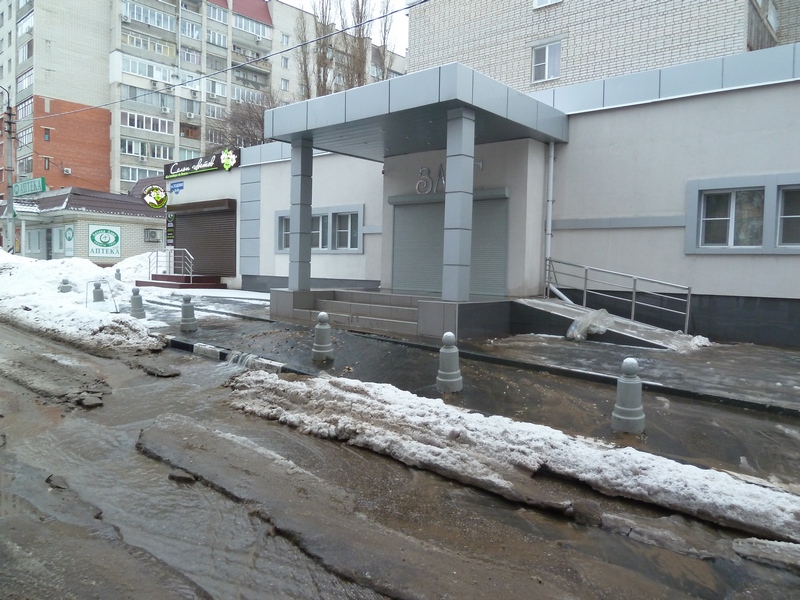 Жителям 2-й Садовой отключили воду для устранения «водопада» перед ЗАГСом