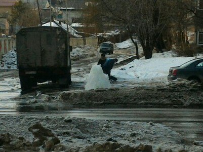 Утром жители Октябрьского района наблюдали метровый «гейзер» на Политехнической