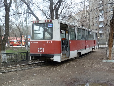 В центре Саратова двигавшийся задним ходом трамвай сбил пенсионерку