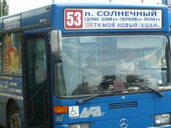 Из-за резкого торможения автобуса пострадала пожилая пассажирка
