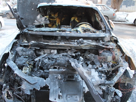 В центре Саратова разом сгорели внедорожники «Лексус» и «Тойота». Фото