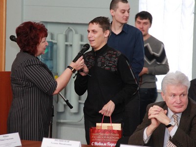 Певица Диана Гурцкая подарила саратовскому инвалиду шахматы