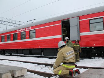 Для тушения войсковой части в Заводском районе пригнали пожарный поезд