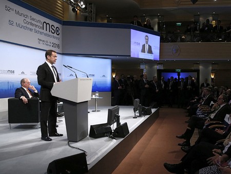 Медведев в Мюнхене заявил о новой «холодной войне» и призвал не допустить «третьей мировой встряски»