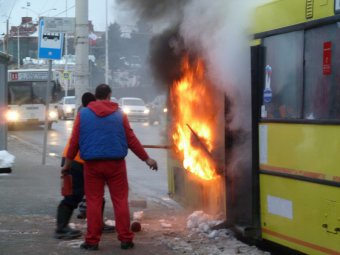 Фоторепортаж. Утром в центре Саратова вспыхнул автобус 11-го маршрута