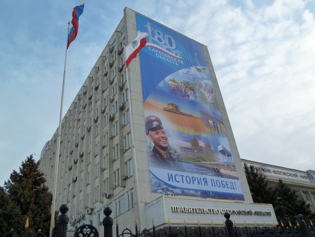 На здании областного правительства появился огромный баннер «История побед»