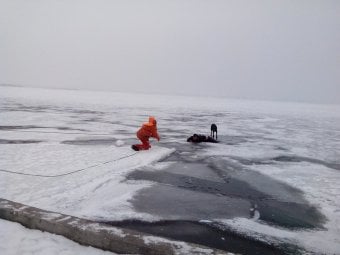 Спасенный из полыньи у набережной пьяный мужчина вырвался из рук медиков и убежал