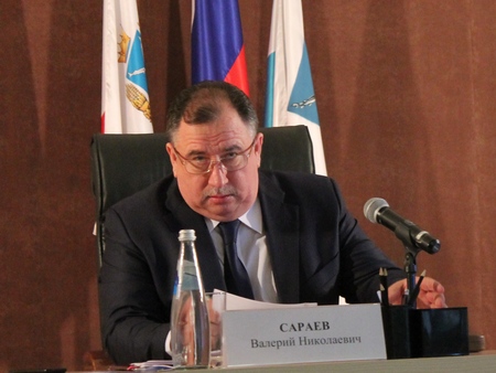 Жители Солнечного рассказали Валерию Сараеву о маршрутке «заполняемостью до 55 человек»