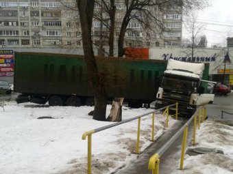В Саратове фура с отказавшими тормозами протаранила ограждение рядом со школой. Фото