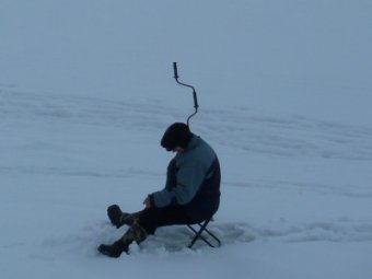 Энгельсские спасатели вытащили из полыньи любителя зимней рыбалки
